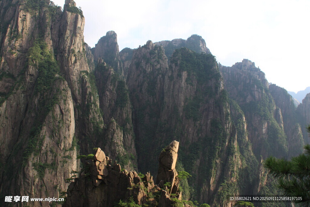 壮丽黄山奇峰景观