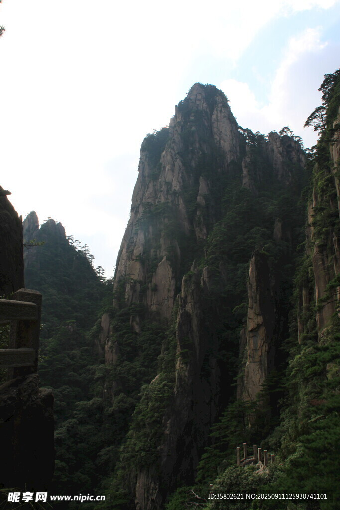 黄山巍峨峻峭的壮丽山峰