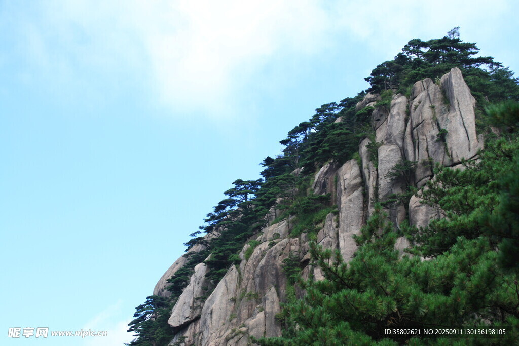 黄山巍峨山峰绿意点缀