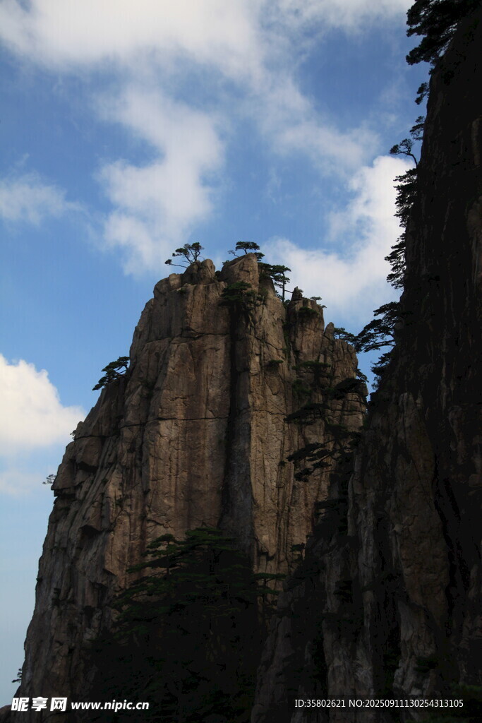黄山巍峨险峻的壮丽山峰
