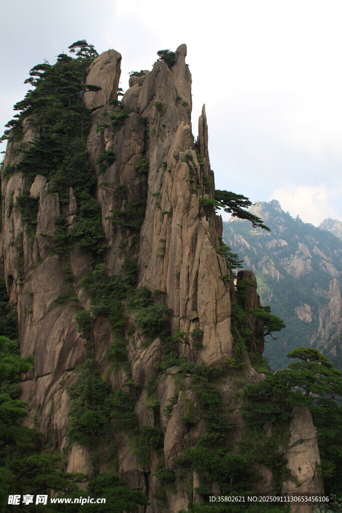 黄山巍峨奇峰绿意点缀山间