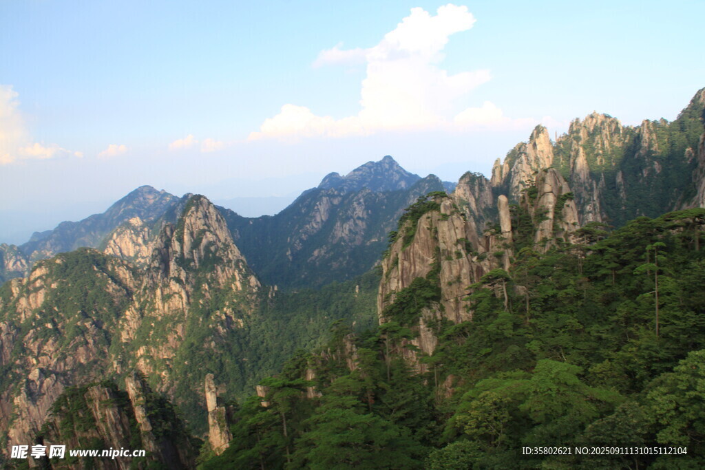 黄山壮丽山景展现自然之美
