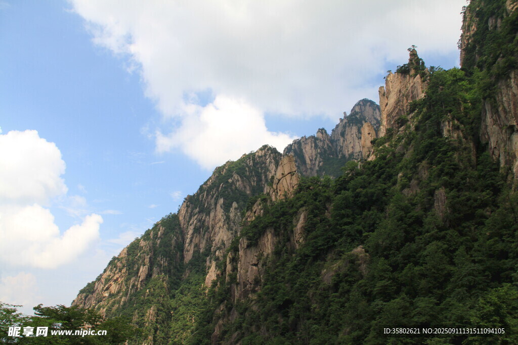 黄山巍峨青山伴蓝天白云