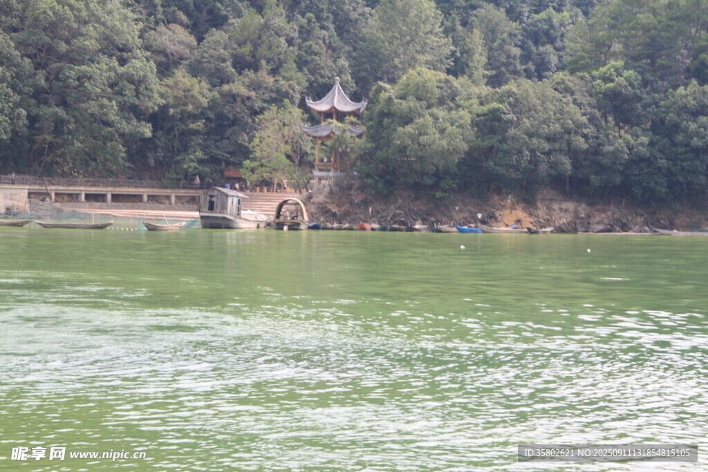 湖畔山林间的静谧景致