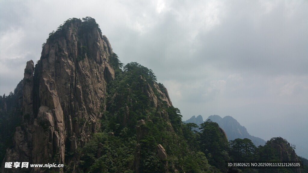 黄山巍峨山峰云雾缭绕