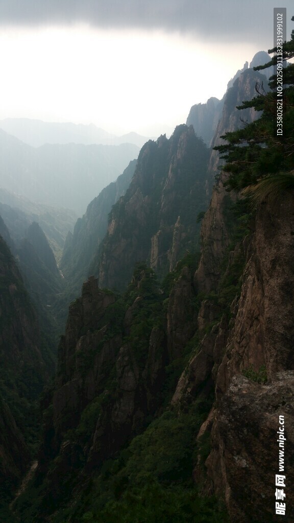 黄山壮丽山峦景观