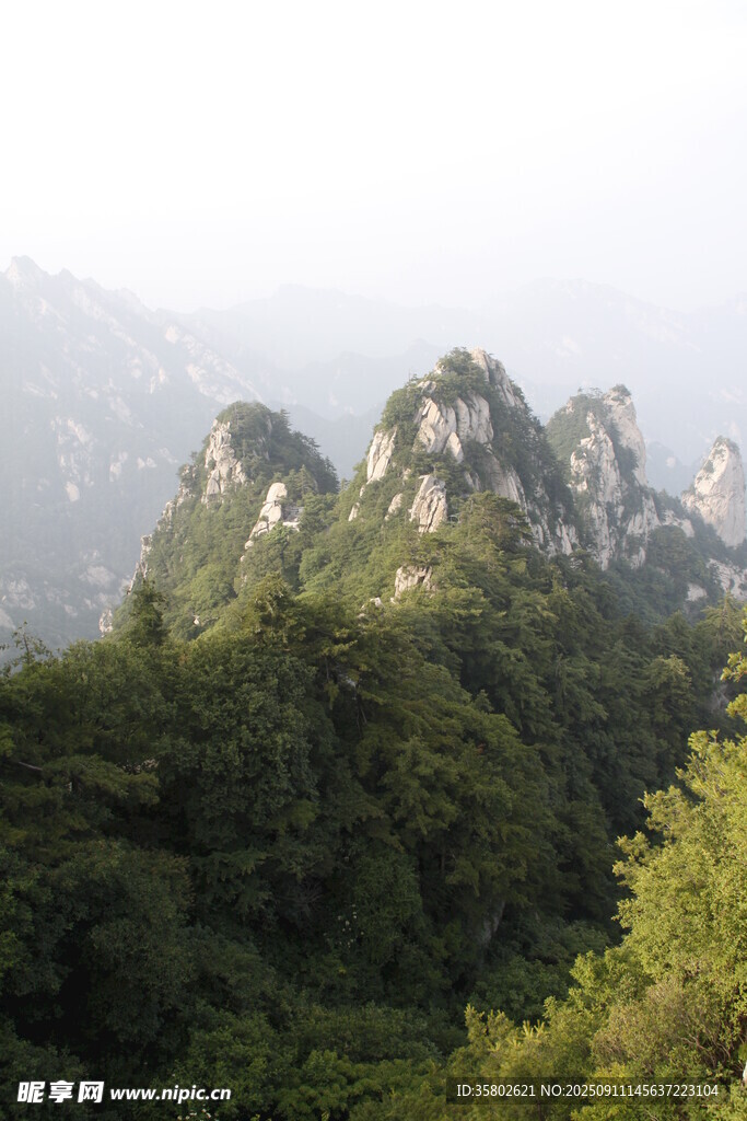 尧山山峦叠翠间的绿意景致