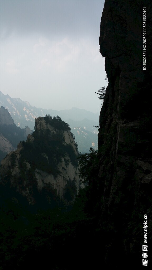 尧山云雾缭绕的壮丽山景