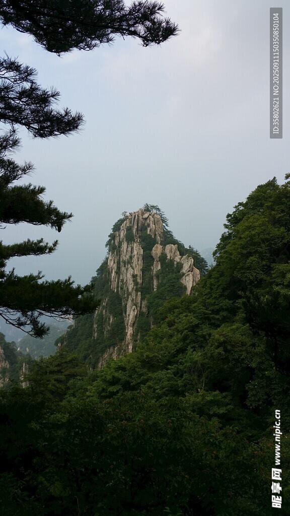 尧山山林间的巍峨奇峰