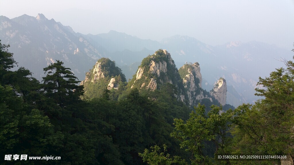 尧山壮丽山景葱郁山林