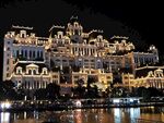 白宫璀璨夜景中的豪华滨水建筑