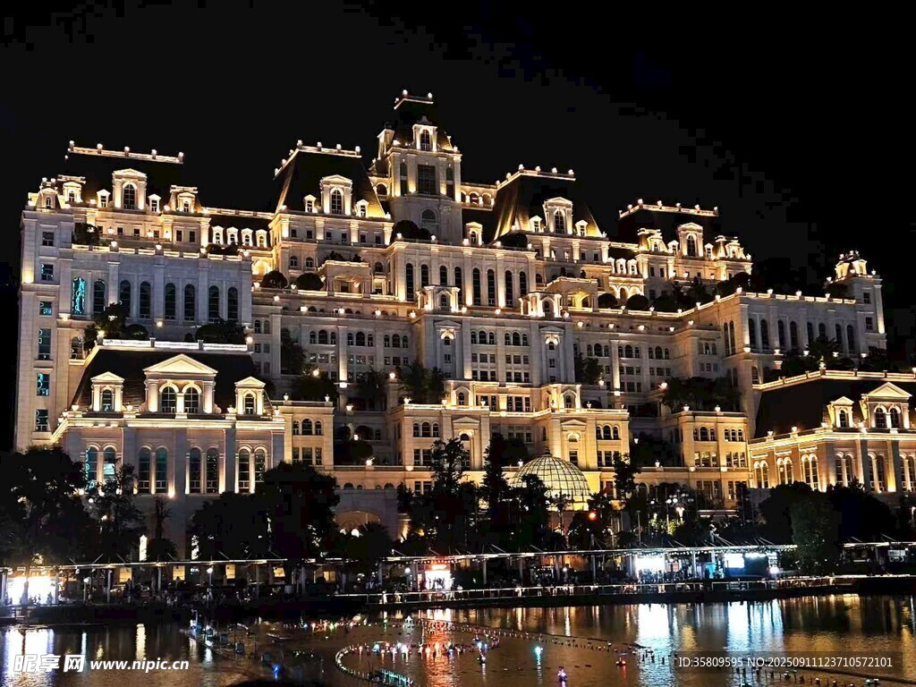 白宫璀璨夜景中的豪华滨水建筑