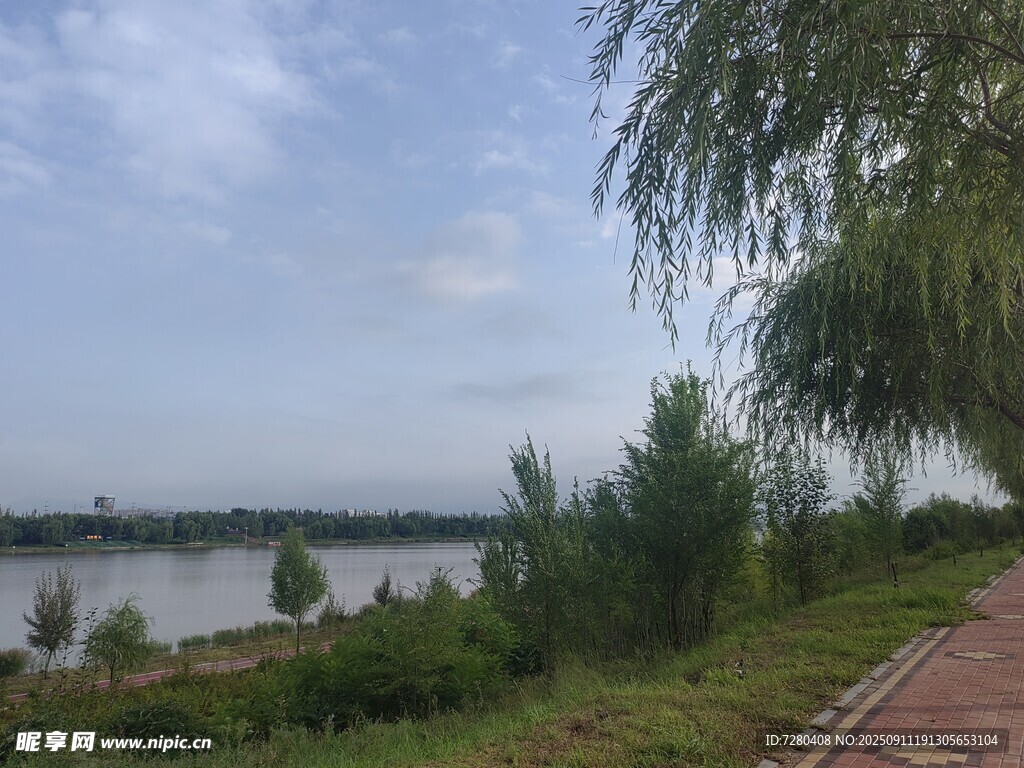 湖畔小径风光