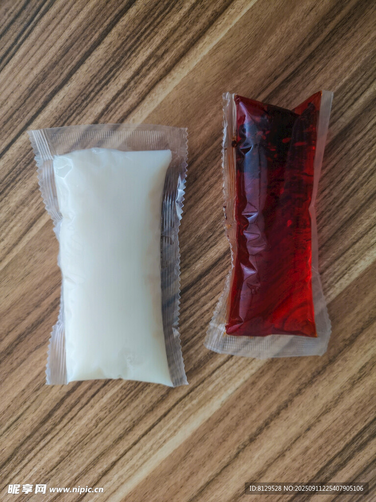 袋装白色与红色食品样品