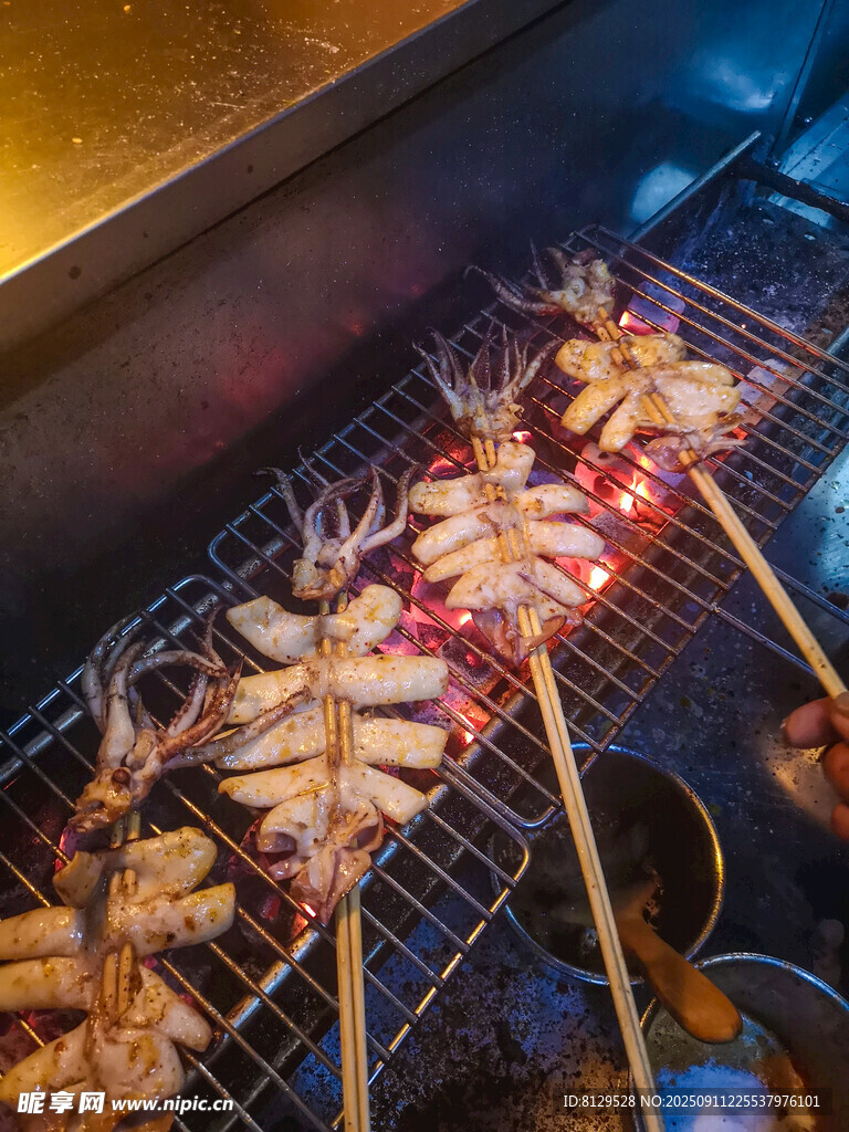 夜市美味烤串诱人瞬间