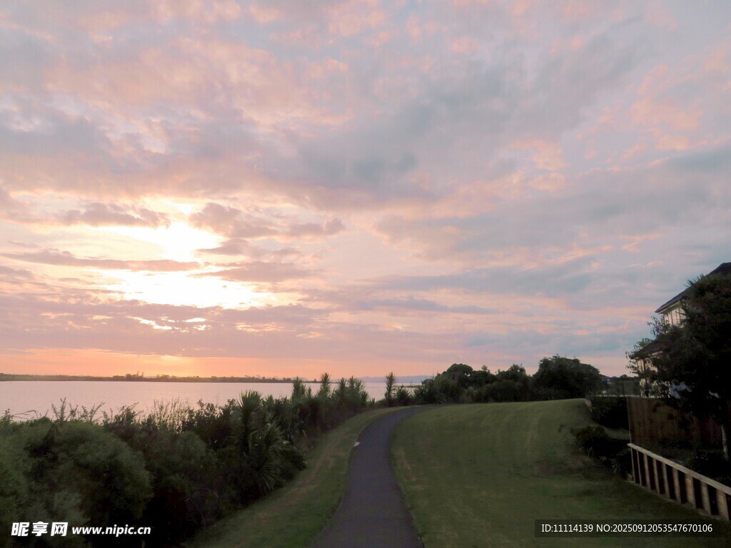 黄昏海滨小路美景
