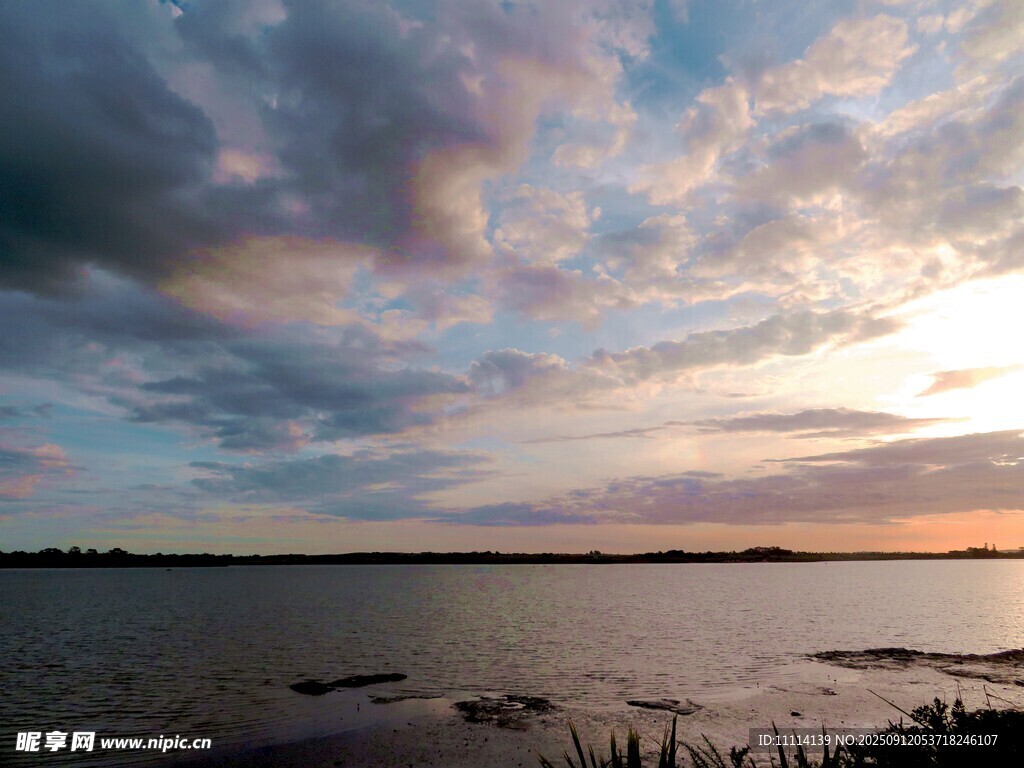 海滨日落美景