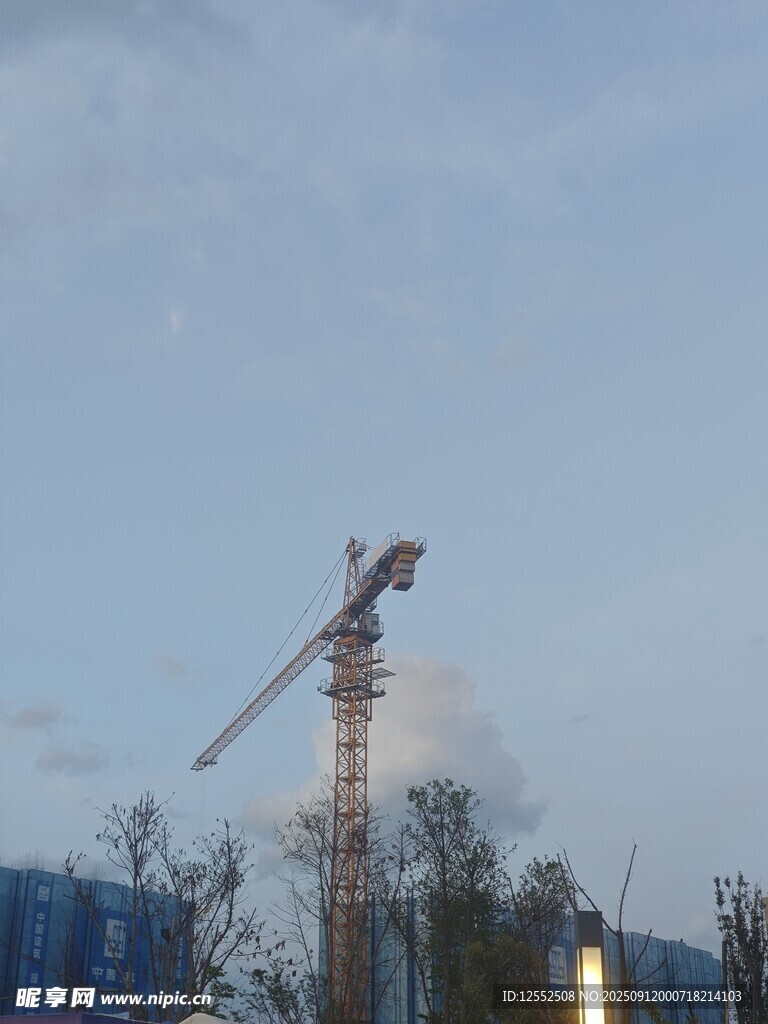 黄昏下的工地塔吊