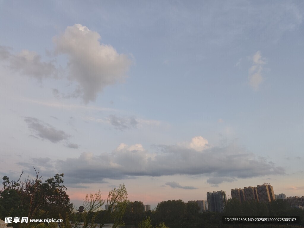 黄昏时分的城市天空景色