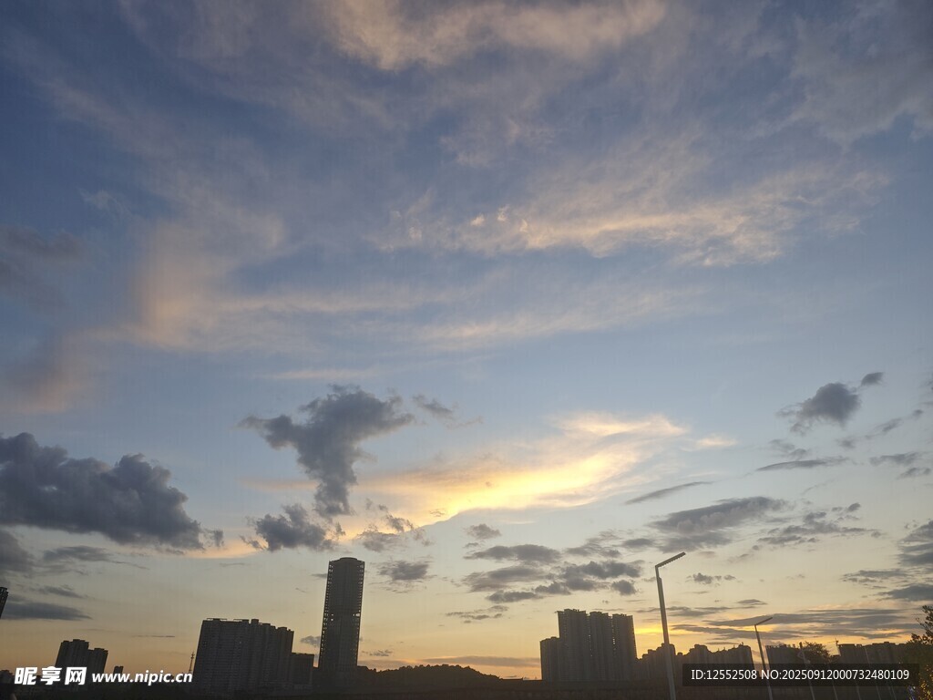 城市上空的绚烂晚霞