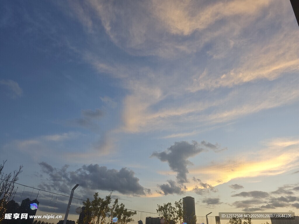 夕阳下的城市天空美景