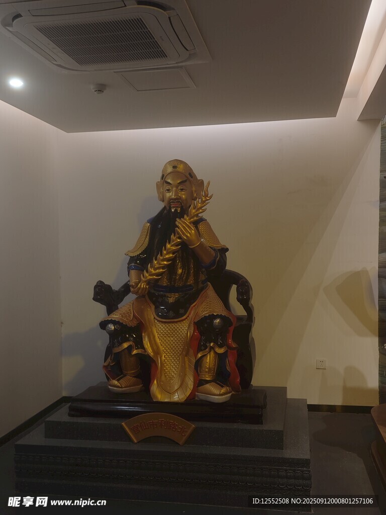 室内精美金色神像雕塑