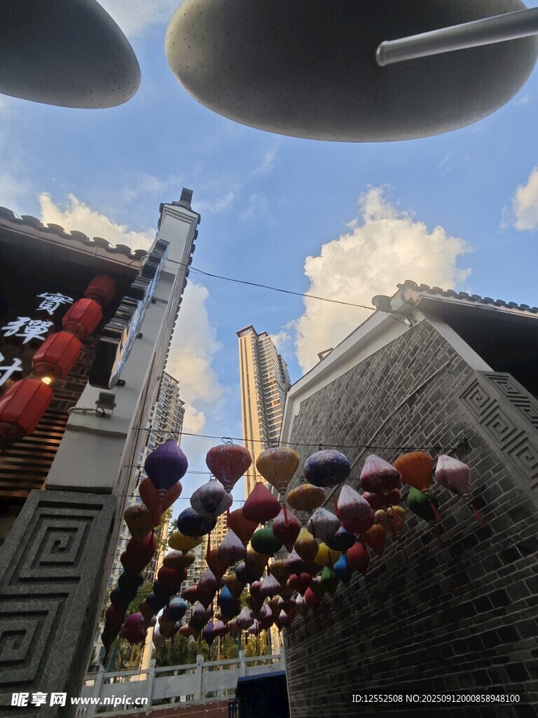 古巷上空的多彩灯笼景观