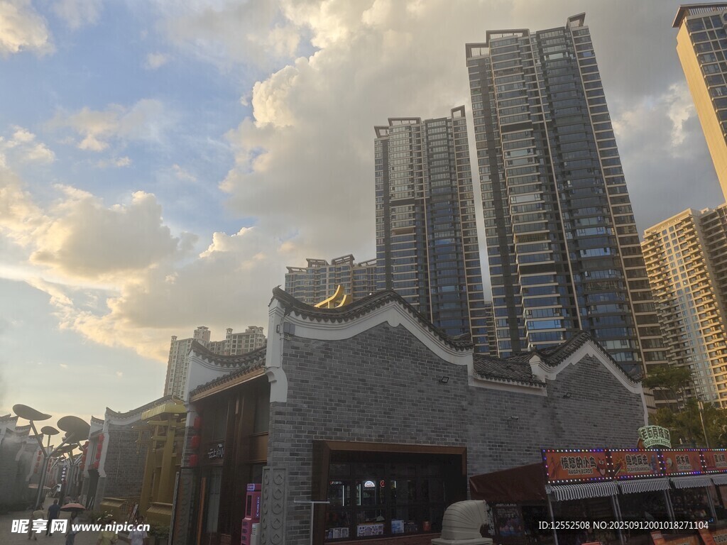 城市高楼与传统建筑相映