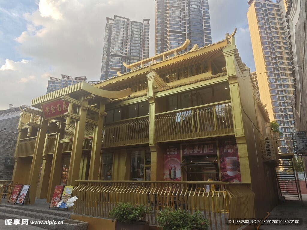 中式古建筑与现代高楼相映