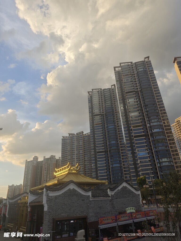 都市高楼旁的中式建筑