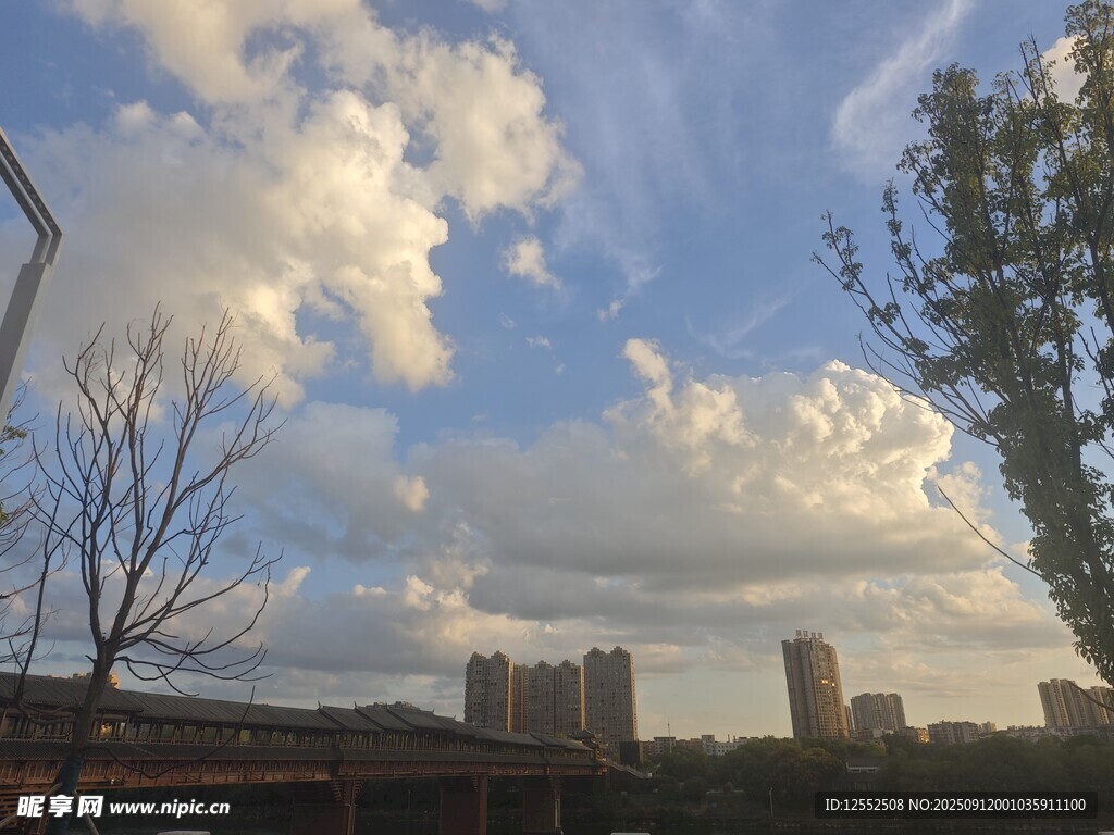 城市上空的蓝天白云景观