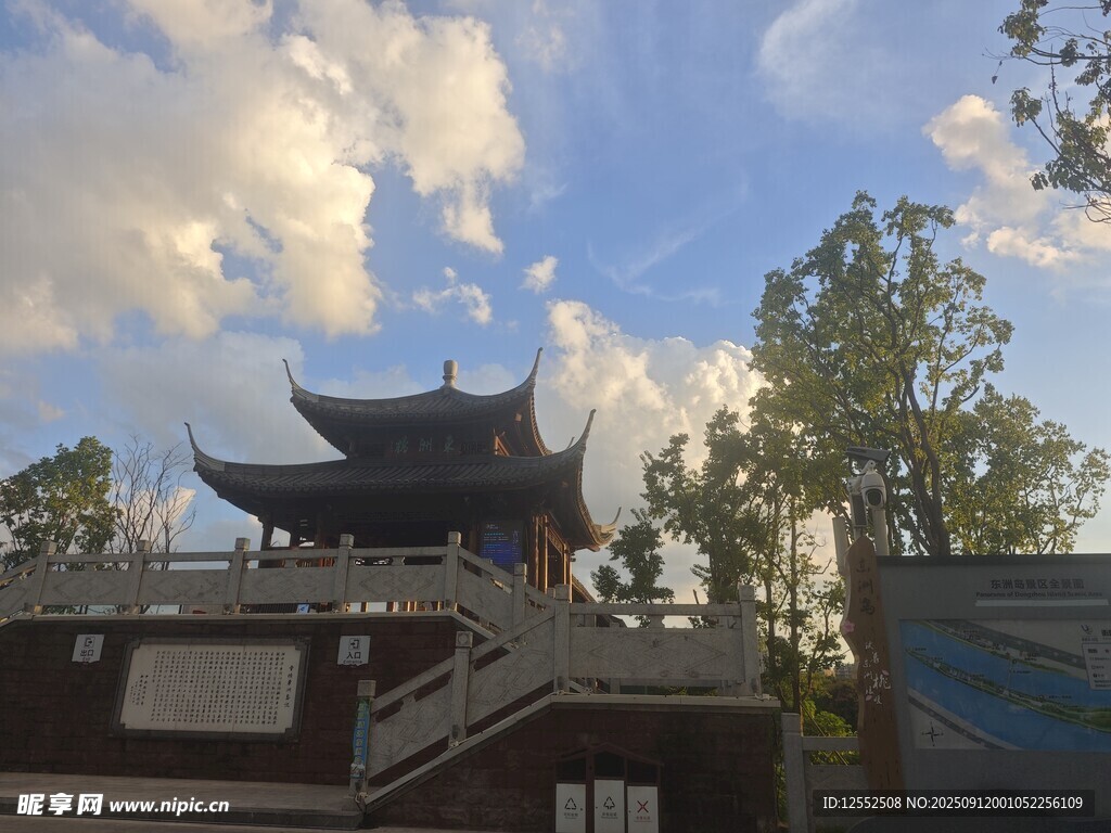 古亭映蓝天绿树