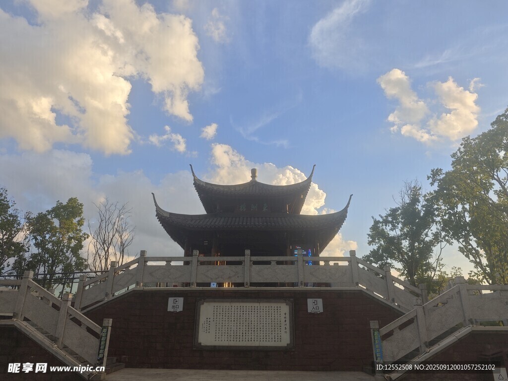 中式古建筑映衬蓝天白云