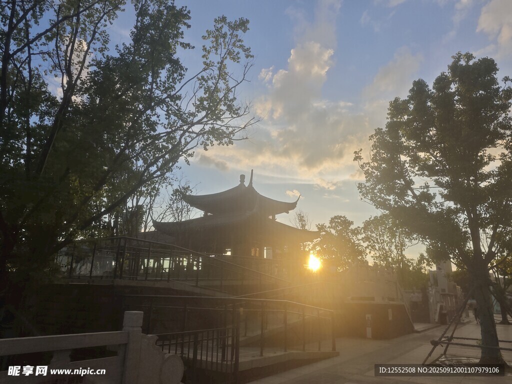 夕阳下的中式建筑美景