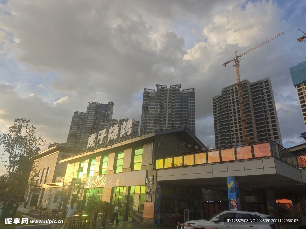 城市街景中的高楼与商铺