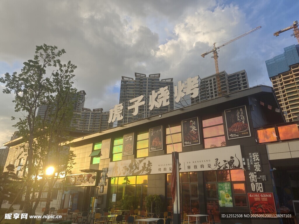 黄昏下的果子烧烤店