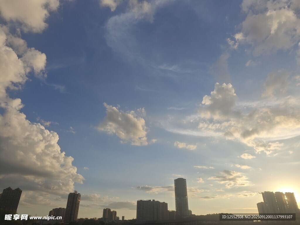 城市上空的梦幻云朵景观