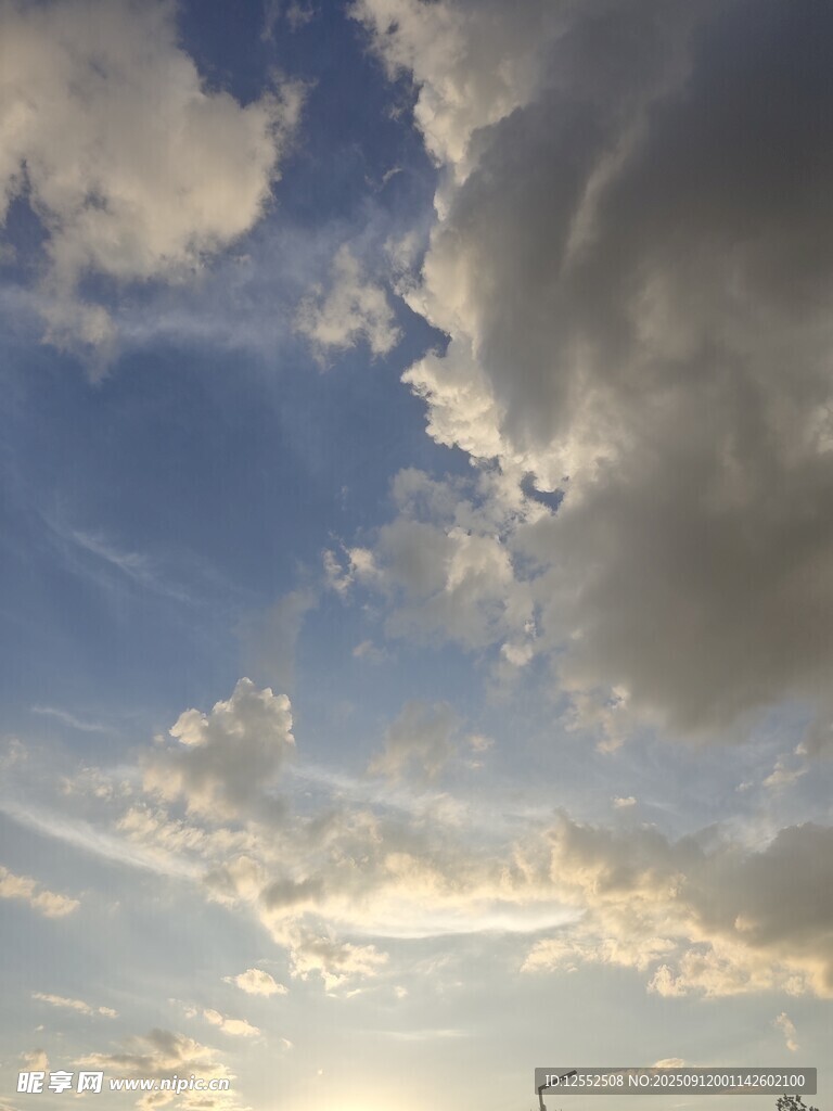 夕阳下的天空与云朵