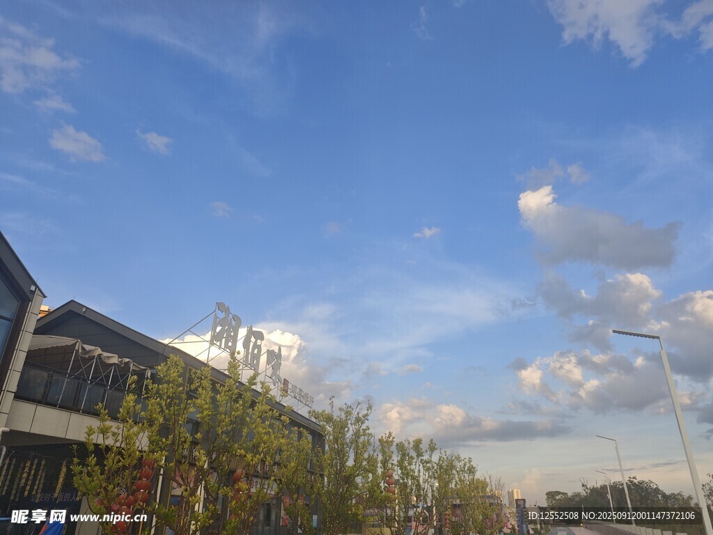 蓝天白云下的建筑景观