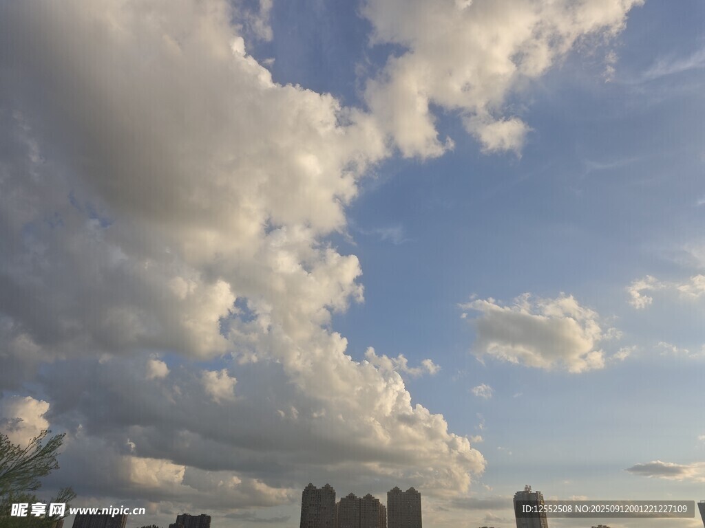 城市上空的壮丽云朵景观