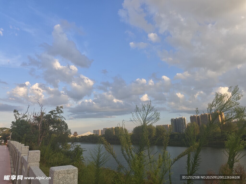 湖畔小径的美丽天空景色