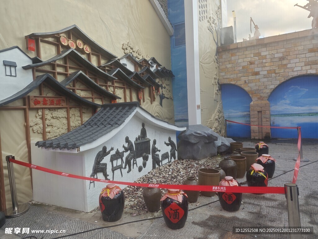 古建旁的劳作场景