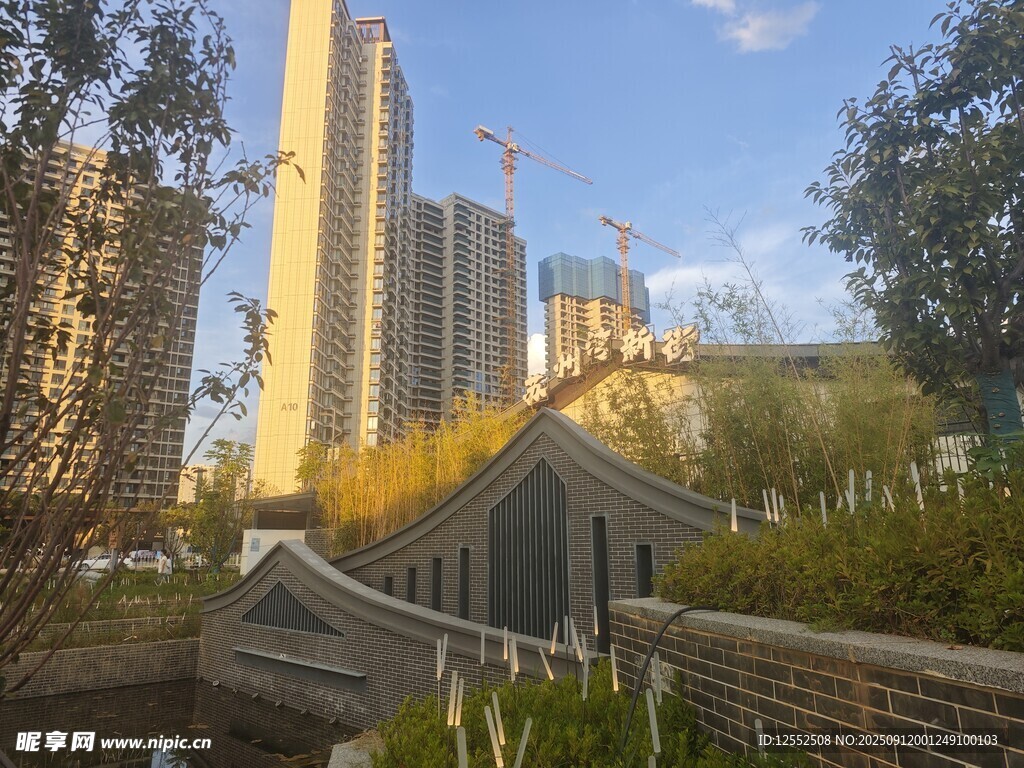 城市在建高楼旁的景观