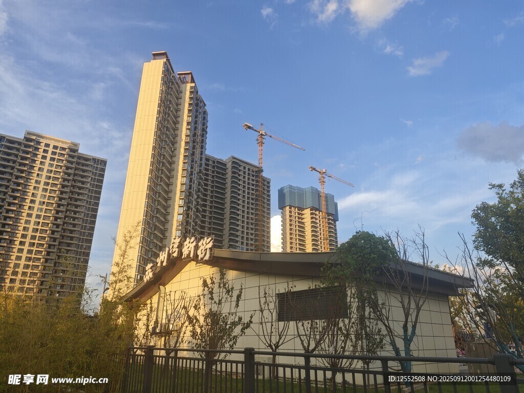 城市高楼与低矮建筑景观
