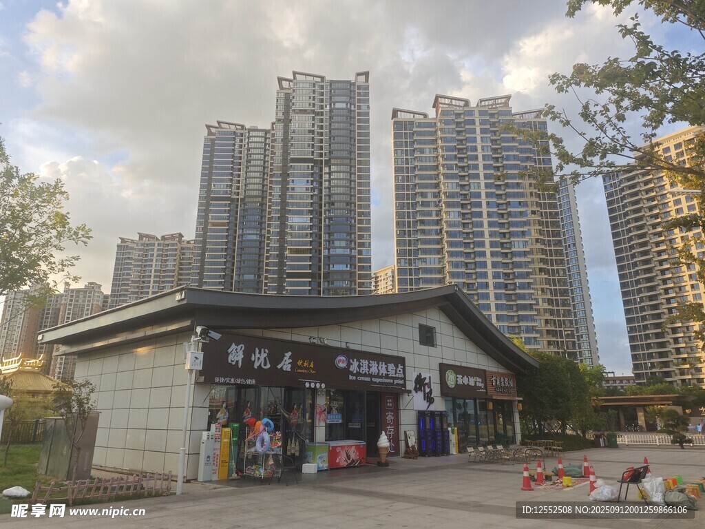 小区入口处的日常景象