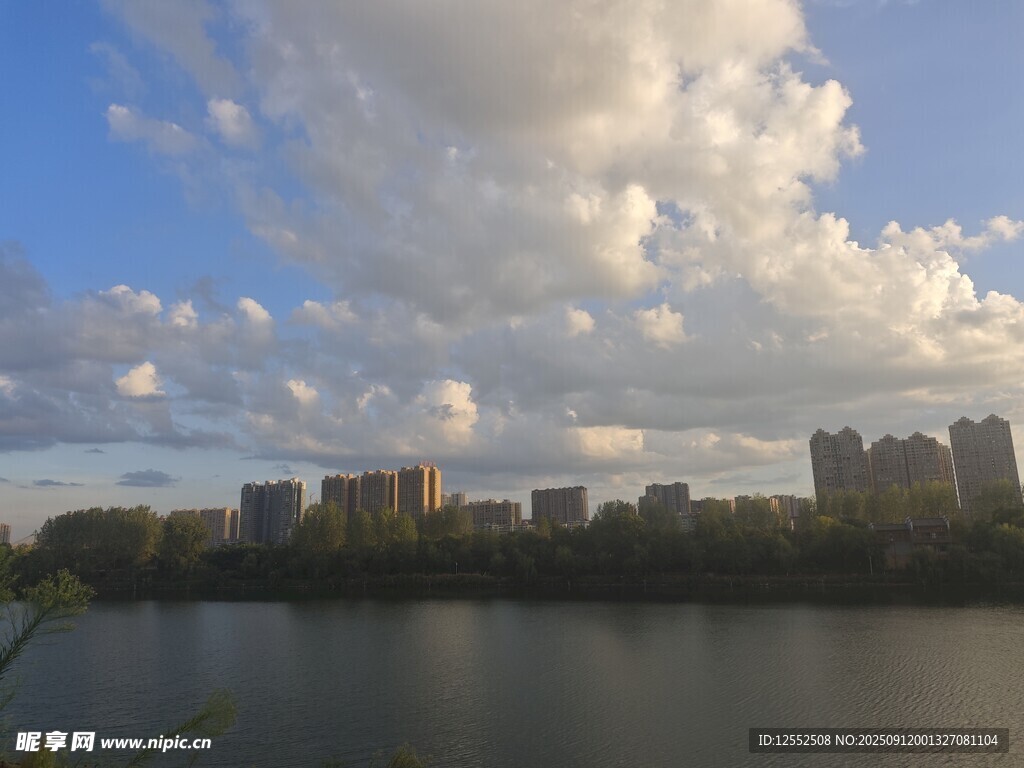 河畔城市风光