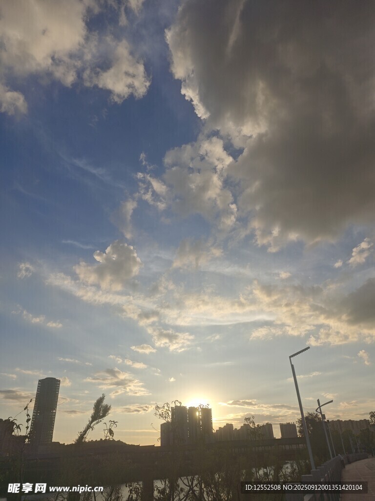 城市日落时分的美丽天空