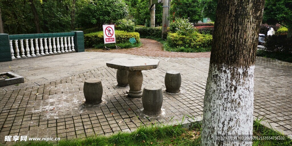 户外石桌石凳休闲场景