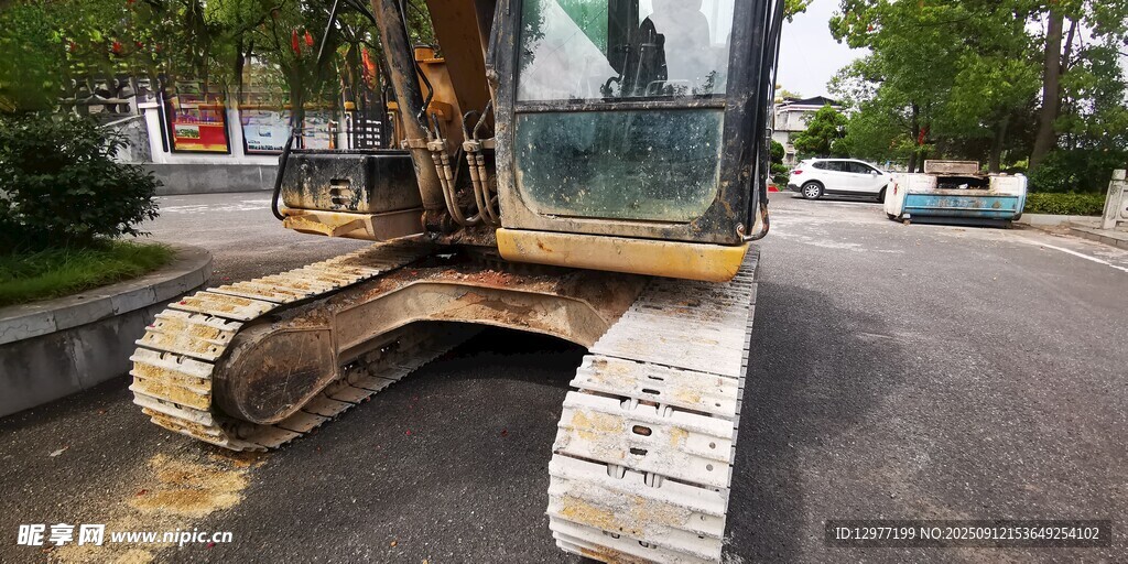 道路上的挖掘机