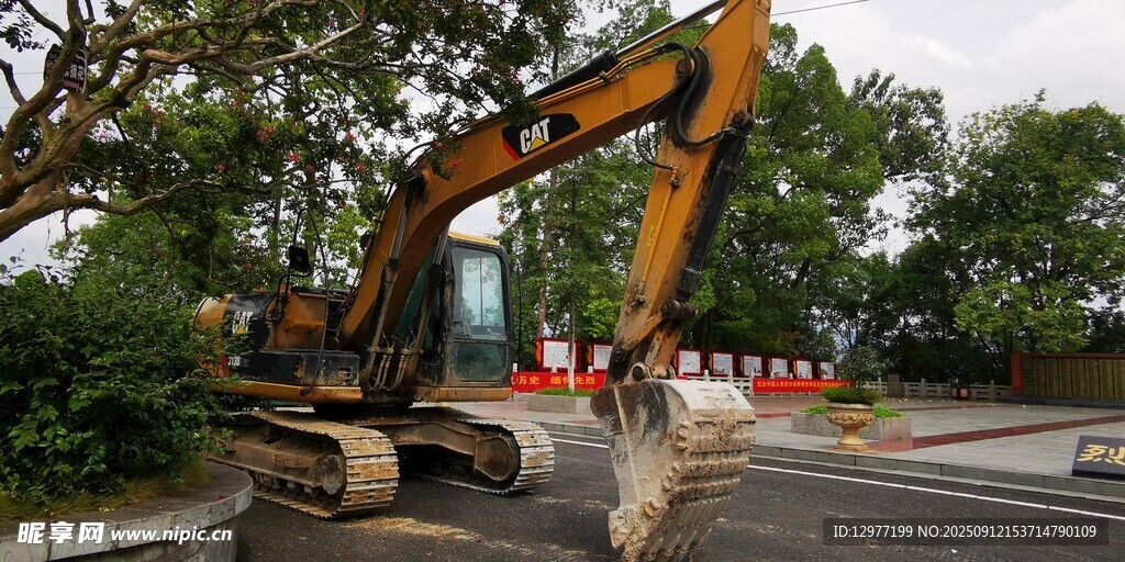道路施工中的挖掘机